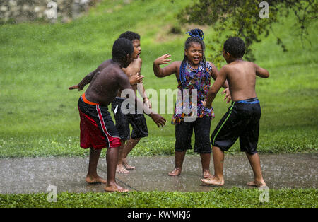 Davenport, Iowa, États-Unis. 24 juillet, 2017. Dalyah Martin, 4, danse avec un groupe de garçons dans l'Organisation des voisins Parc d'été Programme au Cork Hill Park à Davenport le lundi, Juillet 24, 2017. Davenport et incendie départements parcs font équipe pour visiter plusieurs quartiers et fournir une occasion pour les enfants et les adultes pour se rafraîchir dans l'eau dans le cadre de la ''Combattre la chaleur'' initiative qui a été mise en place depuis un certain nombre d'années. Credit : Andy Abeyta, Quad-City Times/Quad-City Times/ZUMA/Alamy Fil Live News Banque D'Images