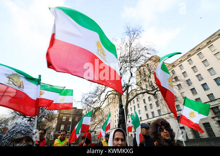 London UK. 4e janvier 2018. Un rassemblement à l'extérieur au 10, Downing Street par des membres de l'opposition de l'Iran, la résistance nationale d'Iran (NCRI) et l'Organisation des Moudjahidine du peuple d'Iran (OMPI/MEK)demandant au gouvernement britannique de rompre son silence et condamner les massacres et la répression des manifestants par le régime clérical iranien de Rouhani Président et chef suprême, l'Ayatollah Ali Khamenei Banque D'Images