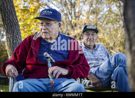 Bettendorf, Iowa, États-Unis. 22 octobre, 2016. Bob Tucker, 93, de Davenport est assis avec Earl Hill, 88, de Davenport autour du feu de camp après une randonnée dans la région de Blue Grass le samedi 22 octobre, 2016. Le club de randonnée Black Hawk a marché parmi les six kilomètres de sentiers sur une parcelle de 250 acres de la propriété privée près de Blue Grass. Le club s'approche de sa 97e année et 2,550ème randonnée pédestre comme un club. Credit : Andy Abeyta/Quad-City Times/ZUMA/Alamy Fil Live News Banque D'Images