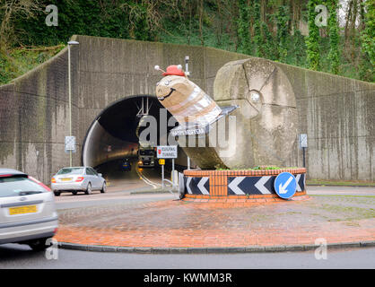 Lewes, UK. 08Th Jan, 2018. Une tête de tortue qui rappelle Brian l'escargot à partir du rond-point magique a été perché au sommet d'une sculpture qui marque l'entrée du tunnel historique Cuilfail à Lewes East Sussex. Le message est très heureuse nouvelle année. Crédit : Jim Holden/Alamy Live News Banque D'Images