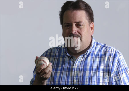 Davenport, Iowa, États-Unis. 13 Sep, 2017. Quad-City Times beat writer pour les bandits et de l'Iowa River Quad-City football Hawkeye Steve Batterson pose pour une photo dans l'Quad-City Times studio à Davenport le mercredi, Septembre 13, 2017. Credit : Andy Abeyta, Quad-City Times/Quad-City Times/ZUMA/Alamy Fil Live News Banque D'Images