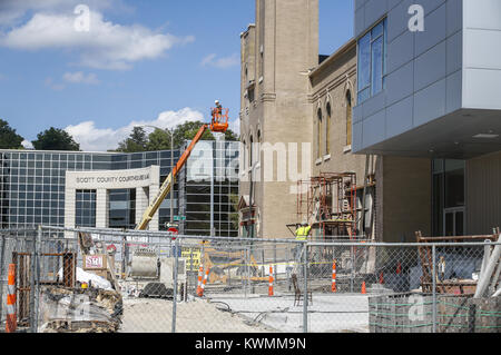 Davenport, Iowa, États-Unis. 15 Sep, 2016. Les équipes travaillent sur la restauration de l'original fire station qui devrait être terminée d'ici octobre à Davenport le Jeudi, Septembre 15, 2016. La somme de 15,2 millions de plus de deux étages et de rénovation des 114 ans feu Central Station à 331, rue Scott comprend cinq baies de passage en voiture pour les moteurs, un tour de formation de quatre étages, et des chambres privées pour les pompiers. Credit : Andy Abeyta/Quad-City Times/ZUMA/Alamy Fil Live News Banque D'Images