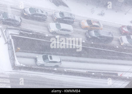 New York City, USA. 4 janvier, 2018. New York City, USA. 4 janvier, 2018. Des conditions de voile blanc traîtres rendent la conduite dangereuse en direction nord sur l'Avenue du Parc. Credit : Patti McConville/Alamy Live News Banque D'Images