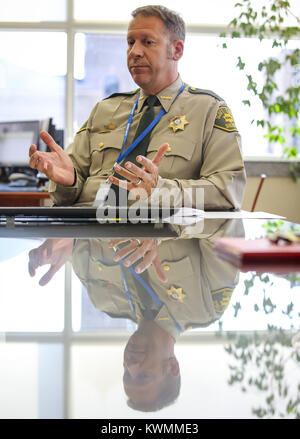 Davenport, Iowa, États-Unis. 15 Sep, 2017. Sheriff Tim Lane est titulaire d'une brève rencontre dans son bureau à la prison du comté de Scott dans Davenport le Vendredi, Septembre 15, 2017. Avec près de 1 millions de dollars provenant de la nouvelle Co-patrouille du Sheriff Scott siège, Sheriff Tim Lane veut prendre cet argent et faire quelques améliorations à la prison. À savoir, l'ajout d'un certain genre de diviseurs dans l'apport spécial et unités de gestion spéciale où les détenus ayant des problèmes de comportement sont logés. La séparation entre les détenus pourraient permettre à la prison pour être utilisés plus pleinement au renforcement plutôt qu'en les transférant aux différents Banque D'Images