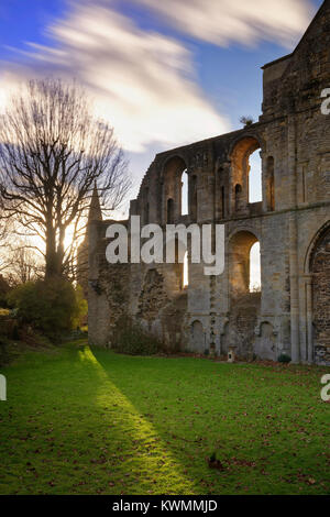 Malmesbury, Wiltshire. 4 janvier, 2018. UK - les ombres s'allonger comme le début de janvier soleil se couche derrière l'abbaye sur un après-midi dans la région de breezy Malmesbury, Wiltshire. Credit : Terry Mathews/Alamy Live News Banque D'Images