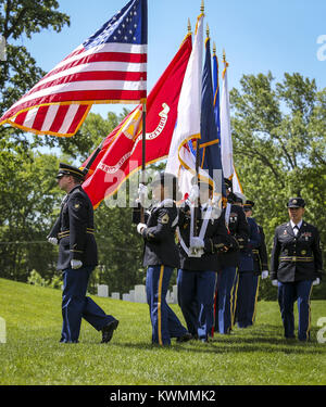 Rock Island, Iowa, États-Unis. 29 mai, 2017. Le color guard entre pour la présentation des drapeaux au cours de l'île de Roche la Journée commémorative du Cimetière National sur le Rock Island Arsenal le Lundi, Mai 29, 2017. Credit : Andy Abeyta, Quad-City Times/Quad-City Times/ZUMA/Alamy Fil Live News Banque D'Images