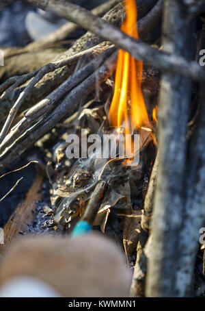 Bettendorf, Iowa, États-Unis. 22 octobre, 2016. Neil à l'ouest de Bettendorf allume un feu de camp après une randonnée dans la région de Blue Grass le samedi 22 octobre, 2016. Le club de randonnée Black Hawk a marché parmi les six kilomètres de sentiers sur une parcelle de 250 acres de la propriété privée près de Blue Grass. Le club s'approche de sa 97e année et 2,550ème randonnée pédestre comme un club. Credit : Andy Abeyta/Quad-City Times/ZUMA/Alamy Fil Live News Banque D'Images