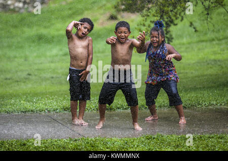 Davenport, Iowa, États-Unis. 24 juillet, 2017. Un groupe d'enfants avec l'Organisation des voisins de l'été Programme Parc danser ensemble à la Cork Hill Park à Davenport le lundi, Juillet 24, 2017. Davenport et incendie départements parcs font équipe pour visiter plusieurs quartiers et fournir une occasion pour les enfants et les adultes pour se rafraîchir dans l'eau dans le cadre de la ''Combattre la chaleur'' initiative qui a été mise en place depuis un certain nombre d'années. Credit : Andy Abeyta, Quad-City Times/Quad-City Times/ZUMA/Alamy Fil Live News Banque D'Images