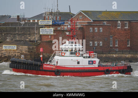 Portsmouth, Royaume-Uni. 4 janvier, 2018. Remorquage SMS fournissent maintenant des services de remorquage commerciales à Portsmouth Port International, Portsmouth, Royaume-Uni. Remorqueurs Guardsman et irlandais sont sur appel pour aider les navires marchands dans et hors de l'orifice. Crédit : Neil Watkin/Alamy Live News Banque D'Images