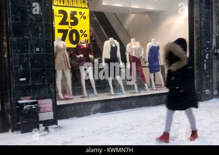 New York City, New York, USA. 4 janvier, 2018. La première tempête d'hiver de 2018, est descendu sur la ville de New York avec les voiles blancs, les vents forts et de la poudrerie, rendant difficile pour de nombreuses activités quotidiennes. Gouvernement de la ville a déclaré un temps d'hiver 'urgence' et les températures devraient tomber à la semaine prochaine. 2018 Crédit : Ronald G. Lopez/ZUMA/Alamy Fil Live News Banque D'Images