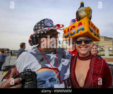 Cedar Rapids, Iowa, USA. 28 Oct, 2016. Randal Thom de Lakefield, Minnesota et Erica Smith de Green Bay, Wisconsin posent pour une photo de concert en attendant de candidat à la présidence du Parti Républicain Donald Trump pour arriver à l'Amphithéâtre McGrath de Cedar Rapids le vendredi 28 octobre, 2016. Credit : Andy Abeyta/Quad-City Times/ZUMA/Alamy Fil Live News Banque D'Images