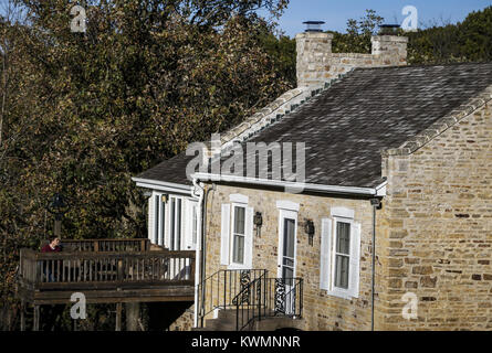 Bettendorf, Iowa, États-Unis. 22 octobre, 2016. Une maison en pierre historique construit en 1844 est considéré sur la propriété fait par les membres de la Black Hawk Randonnées Club à Blue Grass le samedi 22 octobre, 2016. Le club fait partie des six kilomètres de sentiers sur une parcelle de 250 acres de la propriété privée près de Blue Grass. Le club s'approche de sa 97e année et 2,550ème randonnée pédestre comme un club. Credit : Andy Abeyta/Quad-City Times/ZUMA/Alamy Fil Live News Banque D'Images