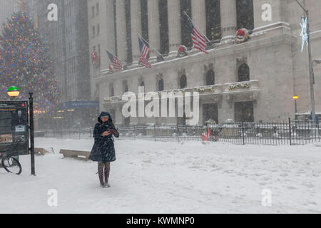 New York, USA. 08Th Jan, 2018. Les touristes et les travailleurs péniblement à travers la neige dans le sud de Manhattan en face de la Bourse de New York pendant la première tempête d'hiver méchant de la nouvelle année le Jeudi, Janvier 4, 2018. Mère Nature est prévue pour vider 5 à 8 pouces de neige dans la ville et pour aggraver les choses, est d'ajouter des rafales de vent dans le mélange. La neige sera suivie par des températures à chiffre unique garantissant que les monticules de la substance blanche ne sera jamais fondre. ( © Richard B. Levine) Crédit : Richard Levine/Alamy Live News Banque D'Images