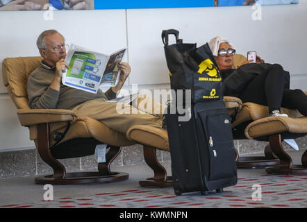 Moline, Iowa, États-Unis. 18 Oct, 2017. Les passagers profiter de chaises longues en attendant leurs vols à l'Aéroport International Quad-City à Moline, le mercredi 18 octobre, 2017. Credit : Andy Abeyta/Quad-City Times/ZUMA/Alamy Fil Live News Banque D'Images