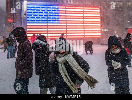 New York, États-Unis, 4 Jan 2018. Les gens à pied à Times Square sous une tempête de neige qui les météorologues appelé 'bombogenesis' ou 'bombe' cyclone qui a enregistrer la neige, grand froid et des vents forts sur New York le 4 janvier 2018. Photo par Enrique Shore/Alamy Live News Banque D'Images
