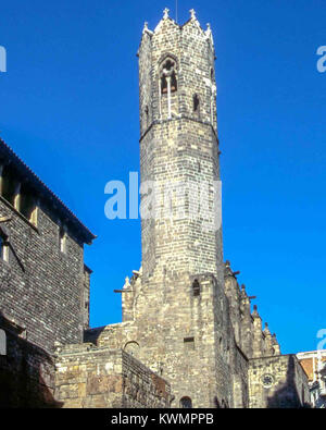 Barcelone, Catalogne, Espagne. 4 janvier, 2018. Le clocher octogonal unique, en forme de couronne, de la 14e siècle Chapelle Royale de Sainte Agathe du Palais Royal (Palau Royale majeur) dans le quartier Gothique (Barri Gotic) de Barcelone, une destination touristique majeure avec un riche patrimoine culturel. Credit : Arnold Drapkin/ZUMA/Alamy Fil Live News Banque D'Images