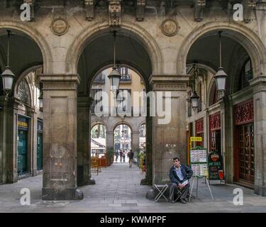 Barcelone, Catalogne, Espagne. 19 Oct, 2004. Un homme vente de billets de loterie dans le quartier Gothique (Barri Gotic) de Barcelone, une destination touristique majeure avec un riche patrimoine culturel. Credit : Arnold Drapkin/ZUMA/Alamy Fil Live News Banque D'Images