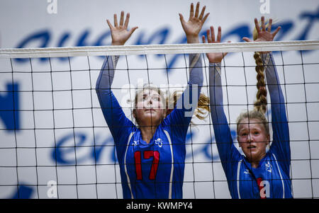 Davenport, Iowa, États-Unis. Sep 6, 2016. La centrale Lauren Amato (17) et Raina Smith (1) saut d'un bloc au cours de la deuxième partie de leur match à George Marshall au gymnase de la Central High School de Davenport, le Mardi, Septembre 6, 2016. Pleasant Valley défait Davenport 3-1 Central Credit : Andy Abeyta/Quad-City Times/ZUMA/Alamy Fil Live News Banque D'Images