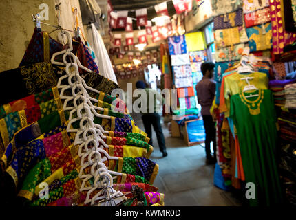 Doha, Qatar. 3 janvier, 2018. Les concessionnaires vendent des vêtements et chiffons dans un marché à Doha, Qatar, le 3 janvier 2018. Entre le 2 janvier et le 7 janvier 2018, l'équipe du Bayern Munich sera la préparation de la saison qui reste dans un camp d'entraînement au Qatar. Crédit : Sven Hoppe/dpa/Alamy Live News Banque D'Images