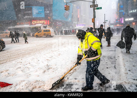 New York, États-Unis, 4 Jan 2018. Un homme nettoie la neige de la rue près de Times Square sous une tempête de neige qui les météorologues appelé 'bombogenesis' ou 'bombe' cyclone qui a enregistrer la neige, grand froid et des vents forts sur New York le 4 janvier 2018. Photo par Enrique Shore/Alamy Live News Banque D'Images