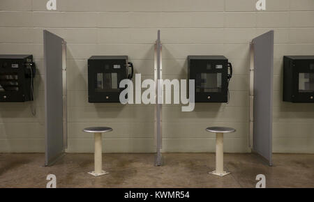 Davenport, Iowa, États-Unis. 15 Sep, 2017. Une banque de téléphones sont vus à la prison du comté de Scott dans Davenport le Vendredi, Septembre 15, 2017. Avec près de 1 millions de dollars provenant de la nouvelle Co-patrouille du Sheriff Scott siège, Sheriff Tim Lane veut prendre cet argent et faire quelques améliorations à la prison. À savoir, l'ajout d'un certain genre de diviseurs dans l'apport spécial et unités de gestion spéciale où les détenus ayant des problèmes de comportement sont logés. La séparation entre les détenus pourraient permettre à la prison pour être utilisés plus pleinement au renforcement plutôt qu'en les transférant à d'autres prisons. (Crédit Image : © Un Banque D'Images