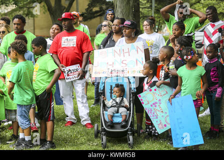 Davenport, Iowa, États-Unis. 25 Juin, 2017. Présence d'attendre de prendre une photo de groupe après la mars à Vander Veer Botanical Park à Davenport le dimanche, 25 juin, 2017. Près de 200 personnes ont assisté à la deuxième marche/course annuelle contre la violence armée en mémoire de Dwight McCall Jr., un natif de l'île de roche qui a été tué à Peoria, il y a cinq ans. Familles et amis ont célébré la vie des êtres chers qui ont été tués en raison de la violence armée. Credit : Andy Abeyta, Quad-City Times/Quad-City Times/ZUMA/Alamy Fil Live News Banque D'Images