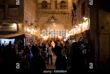 Doha, Qatar. 3 janvier, 2018. Les habitants et les touristes se promener dans un marché (Souq Waqif) à Doha, Qatar, le 3 janvier 2018. Entre le 2 janvier et le 7 janvier 2018, l'équipe du Bayern Munich sera la préparation de la saison qui reste dans un camp d'entraînement au Qatar. Crédit : Sven Hoppe/dpa/Alamy Live News Banque D'Images