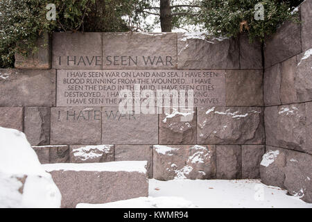 Washington, USA. Jan 04, 2017. Le Franklin Delano Roosevelt, Monument à Washington DC est rarement visité sur Jours de neige mais les pistes dans la neige montrent que quelques âmes ont bravé le froid et les températures des vents forts en dépit des avertissements de tempête hivernale. Photos ont été prises à environ 12 heures le 4 janvier 2018. Credit : Angela Drake/Alamy Live News Banque D'Images