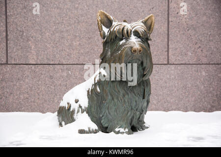 Washington, USA. Jan 04, 2017. Le Franklin Delano Roosevelt, Monument à Washington DC est rarement visité sur Jours de neige mais les pistes dans la neige montrent que quelques âmes ont bravé le froid et les températures des vents forts en dépit des avertissements de tempête hivernale. Photos ont été prises à environ 12 heures le 4 janvier 2018. Credit : Angela Drake/Alamy Live News Banque D'Images