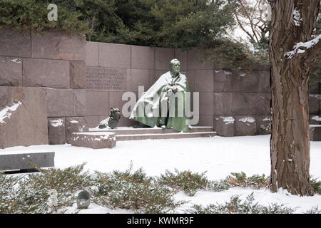 Washington, USA. Jan 04, 2017. Le Franklin Delano Roosevelt, Monument à Washington DC est rarement visité sur Jours de neige mais les pistes dans la neige montrent que quelques âmes ont bravé le froid et les températures des vents forts en dépit des avertissements de tempête hivernale. Photos ont été prises à environ 12 heures le 4 janvier 2018. Credit : Angela Drake/Alamy Live News Banque D'Images