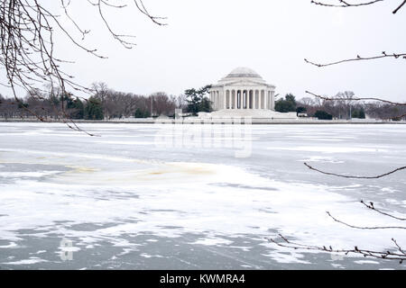 Washington, USA. Jan 04, 2017. Le Jefferson Memorial à Washington DC apparaît enshrouded dans les glaces de des journées les plus froides de l'année nouvelle. Le Tidal Basin a une couverture de glace solide partiellement couvert par la neige qui change rapidement dans le vent. Photo prise à 12 heures le 4 janvier 2018. Credit : Angela Drake/Alamy Live News Banque D'Images