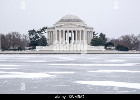 Washington, USA. Jan 04, 2017. Le Jefferson Memorial à Washington DC apparaît enshrouded dans les glaces de des journées les plus froides de l'année nouvelle. Le Tidal Basin a une couverture de glace solide partiellement couvert par la neige qui change rapidement dans le vent. Photo prise à 12 heures le 4 janvier 2018. Credit : Angela Drake/Alamy Live News Banque D'Images