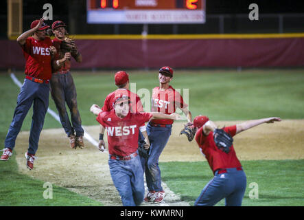 Eldridge, Iowa, États-Unis. 17 juillet, 2017. Les joueurs de l'Ouest Davenport célébrer remporté leur match 11-2 contre à North Scott High School d'Eldridge le lundi 17 juillet 2017. Credit : Andy Abeyta, Quad-City Times/Quad-City Times/ZUMA/Alamy Fil Live News Banque D'Images