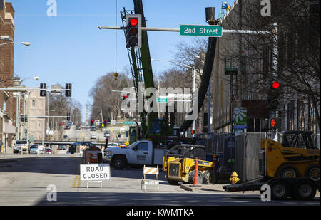 Davenport, Iowa, États-Unis. Mar 22, 2017. La construction est vu à la rue Brady sur entre la 2e et la 3e rue au centre-ville de Davenport le Mercredi, Mars 22, 2017. À partir de mercredi matin, rue Brady sera réduite à une voie entre environ 2e et 3e rue pour des réparations d'égout. La longueur de cette réduction du nombre de voies est inconnu pour le moment et sera tributaire des conditions découvertes. Le stationnement sera interdit dans la zone de réparation. Credit : Andy Abeyta/Quad-City Times/ZUMA/Alamy Fil Live News Banque D'Images