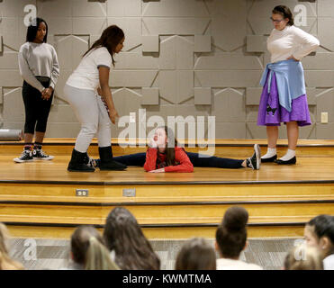 Davenport, Iowa, États-Unis. 2e Mar, 2017. Les étudiants de l'Académie des arts créatifs de Garin, Clinton-Nelson Shayla Sabel, Emma et Genevieve Logas Downs, effectuer un court sketch improvisé pour le meurtre Mystère Company de Chicago, le jeudi 2 mars 2017, au cours d'un atelier à l'AAB Moyeu Davenport bibliothèque publique. Crédit : John Schultz/Quad-City Times/Quad-City Times/ZUMA/Alamy Fil Live News Banque D'Images