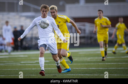 Bettendorf, Iowa, États-Unis. 10 avr, 2017. Bettendorf's Dustin Harris (3) poursuit une balle pendant la première moitié de leur match contre Muscatine à Bettendorf High School le lundi, Avril 10, 2017. Bettendorf a gagné le match 4-0. Credit : Andy Abeyta, Quad-City Times/Quad-City Times/ZUMA/Alamy Fil Live News Banque D'Images