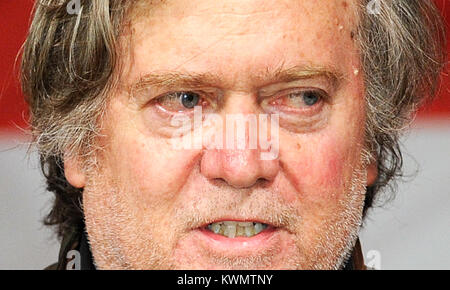 Fichier : Photo prise Fairhope, Alabama, USA. 5 déc, 2017. Steve Bannon, Président exécutif de Breitbart News et ancien analyste en chef pour le président américain Donald Trump, prend la parole à un rassemblement de campagne pour le Sénat des États-Unis juge candidat républicain Roy Moore le 5 décembre 2017 à Oak Hollow Farm dans Fairhope, Alabama. Le 3 janvier 2018, le président américain Donald Trump a menacé de poursuites juridiques Bannon, disant Bannon avait "perdu la tête" après avoir été renvoyé de la Maison Blanche. Crédit : Paul Hennessy/Alamy Live News Banque D'Images