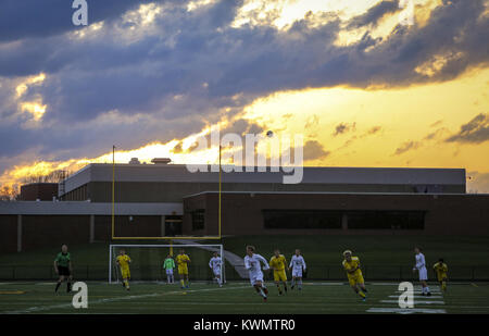 Bettendorf, Iowa, États-Unis. 10 avr, 2017. Bettendorf joueurs courent vers le bas champ après un coup de pied au cours de la première moitié de leur match contre Muscatine à Bettendorf High School le lundi, Avril 10, 2017. Bettendorf a gagné le match 4-0. Credit : Andy Abeyta, Quad-City Times/Quad-City Times/ZUMA/Alamy Fil Live News Banque D'Images