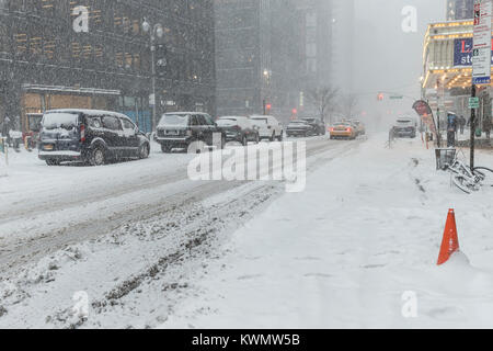 New York, États-Unis. 08Th Jan, 2018. Vue sur Broadway à Manhattan sous une tempête de neige, le froid et le vent. Une bombe a frappé le cyclone d'hiver géant la côte Est des Etats-Unis, jeudi, avec le froid, le vent et la neige lourde Crédit : lev radin/Alamy Live News Banque D'Images