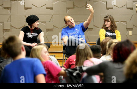 Davenport, Iowa, États-Unis. 2e Mar, 2017. Les membres de la compagnie de mystère de meurtre (L-R) Elizabeth Rudacille, Justin Issa et Victoria Hines répondre à des questions sur l'improvisation et d'étudiants, le jeudi 2 mars 2017, au cours d'un atelier pour l'Académie des arts créatifs de 8 e année au moyeu de la CAA dans la bibliothèque publique de Davenport. Crédit : John Schultz/Quad-City Times/Quad-City Times/ZUMA/Alamy Fil Live News Banque D'Images