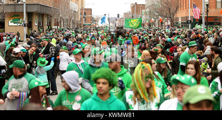 Davenport, Iowa, États-Unis. 18 Mar, 2017. Des milliers de personnes se retrouvent à l'angle des rues, Harrison et 3e samedi 18 mars 2017, pour profiter de l'état bi-annuelle de la Société de Saint Patrick's Grand Parade comme il se déplace dans les rues de Rock Island et Davenport. Crédit : John Schultz/Quad-City Times/ZUMA/Alamy Fil Live News Banque D'Images