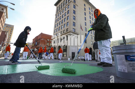 Davenport, Iowa, États-Unis. Mar 12, 2017. Glenn et son fils Dillon gris, 11, Milan de travailler ensemble pour peindre un shamrock sur la 2e Rue à Davenport le Dimanche, Mars 12, 2017. Peintres de la section locale 676 & 502 Programme d'apprentissage des trèfles peints peintres dans la rue le long de la ligne de départ du 35e centre pour aînés actifs le jour de la Saint Patrick la race. Credit : Andy Abeyta/Quad-City Times/ZUMA/Alamy Fil Live News Banque D'Images