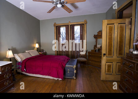 Davenport, Iowa, États-Unis. 5ème apr 2017. La chambre de maître est considéré à l'Kuehl maison familiale en Davenport le mercredi 5 avril 2017. La famille a passé les deux dernières années à travailler sur plusieurs projets autour de la maison tout en respectant l'équilibre entre le travail et la vie quotidienne. Credit : Andy Abeyta, Quad-City Times/Quad-City Times/ZUMA/Alamy Fil Live News Banque D'Images