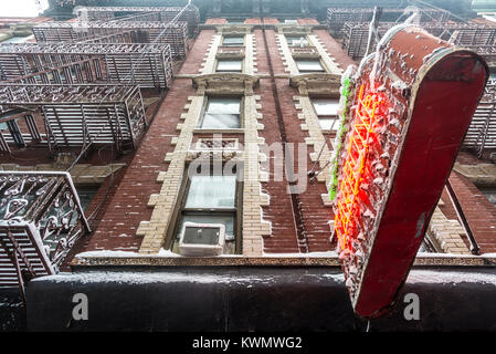 New York, USA. 4 janvier, 2018. Les New-yorkais péniblement à travers la première tempête de neige de 2018. L'inhabituelle tempête, appelée une "bombe" Cyclone a couvert la partie orientale des Etats-Unis, de la Floride au nord-est et l'intensification de mercredi. Il est prévu d'être l'une des tempêtes les plus fortes il dans l'histoire des Etats-Unis. CREDIT : ©Stacy Walsh Rosenstock/Alamy Live News Banque D'Images