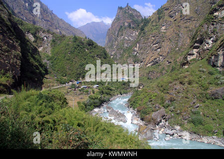 Un chemin de terre sur la rivière de montagne md Annapurna trail au Népal Banque D'Images