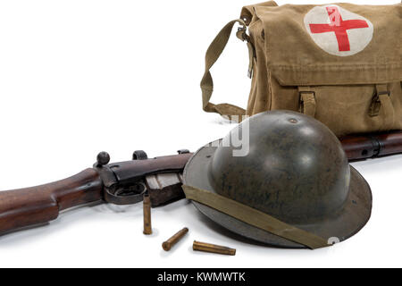 Un casque, sac et fusil de la Seconde Guerre mondiale, on white Banque D'Images