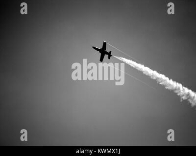 Avion à l'envers avec chemtrails Banque D'Images