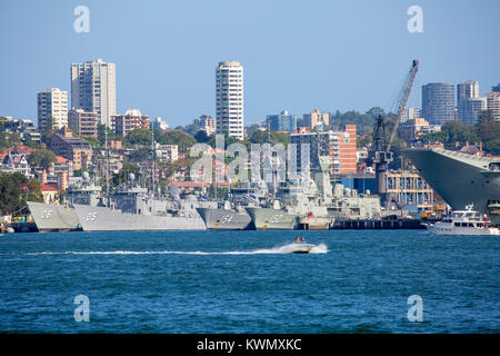 Divers navires de défense de la Royal Australian Navy à Garden Island , y compris HMAS Anzac, HMAS Melbourne (FFG 05), Sydney, Nouvelle-Galles du Sud, Australie Banque D'Images