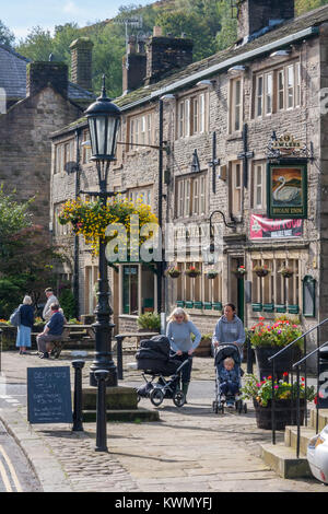 Les gens en passant devant la chambre publique Swan lors d'une journée ensoleillée, Uppermill, Oldham, Angleterre, Royaume-Uni Banque D'Images