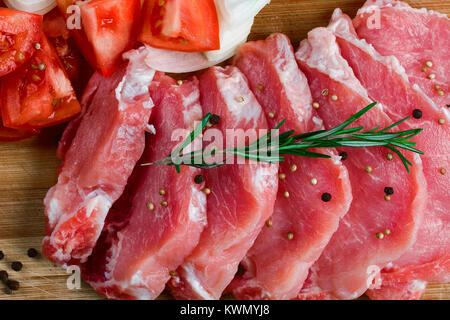 Tranches de viande et les légumes assaisonnés d'être pour la préparation Banque D'Images